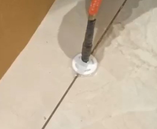 金湾瓷砖空鼓维修公司专业解答瓷砖在铺贴过程中，如果没有涂抹均匀到位的粘结材料（如水泥砂浆或瓷砖胶），可能会导致以下问题